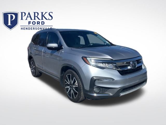 2021 Honda Pilot Touring AWD with Rear Captains Chairs