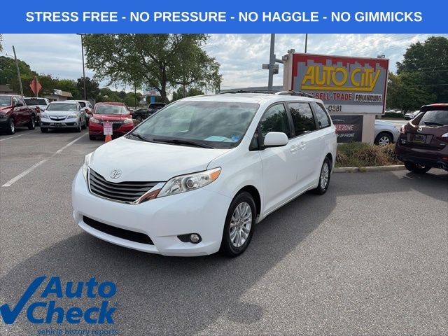 Super White 2014 Toyota Sienna XLE 7-Passenger Auto Access Seat Minivan Front-Wheel Drive 6-Speed Automatic Overdrive