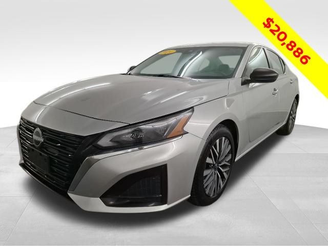 Brilliant Silver Metallic 2024 Nissan Altima Sedan Front-Wheel Drive Continuously Variable Transmission