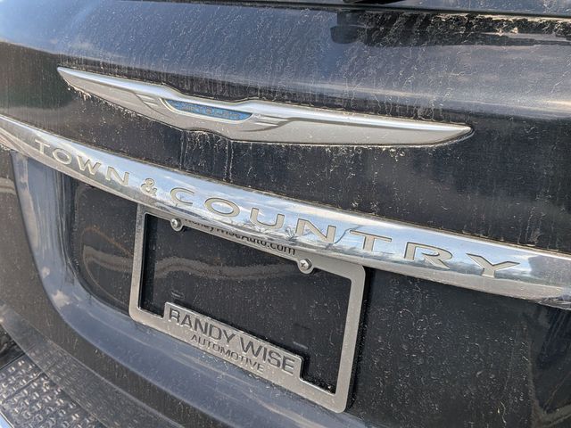 2015 Chrysler Town & Country - Image 10