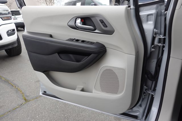 used 2024 Chrysler Pacifica car, priced at $25,889