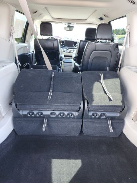 Used 2023 Black Chrysler Limited image 41