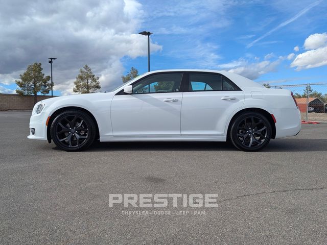 2022 Chrysler 300 Touring 12