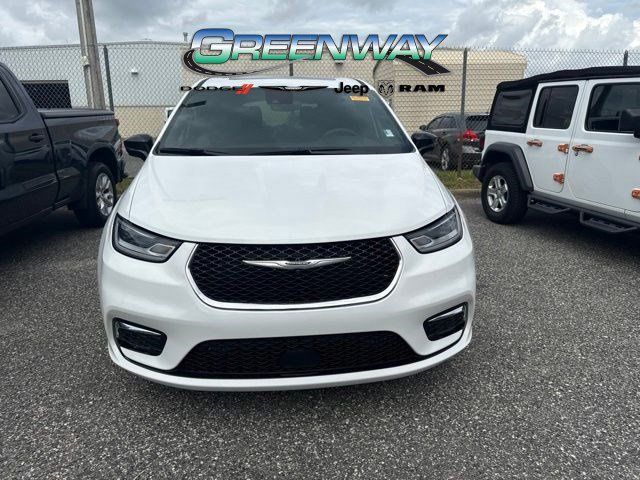 Used 2025 White Chrysler Select image 2