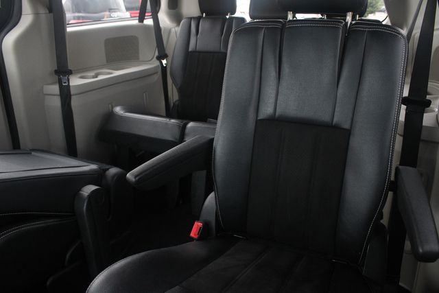Used 2019 Black Dodge SXT image 19