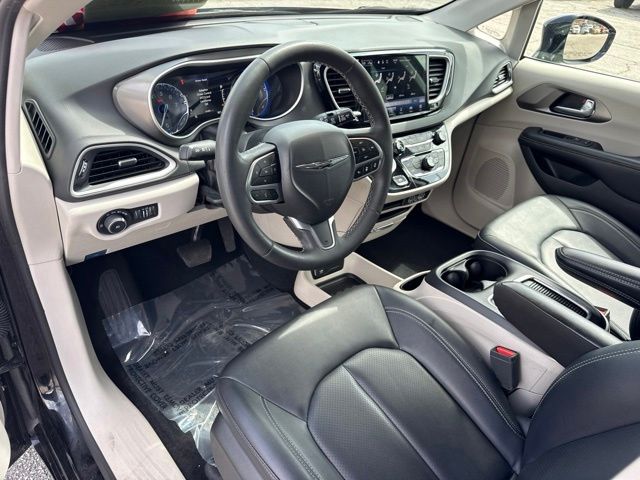 Used 2024 Chrysler Pacifica Van