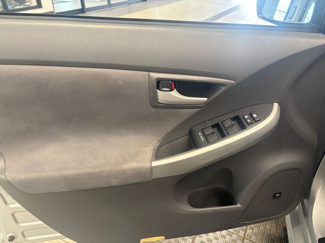 Used 2010  Toyota I image 6