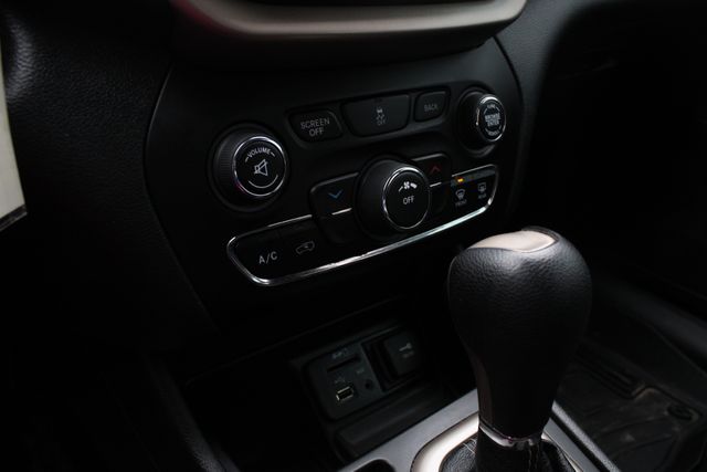 Used 2015 Silver Jeep Latitude image 16