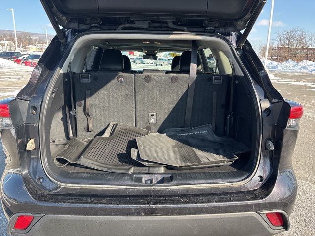 used 2021 Toyota Highlander car, priced at $28,899