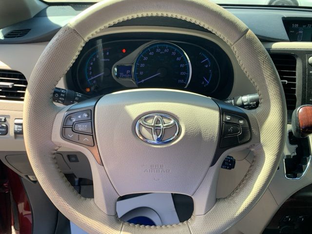 2012 Toyota Sienna XLE 7-Passenger Auto Access Se photo