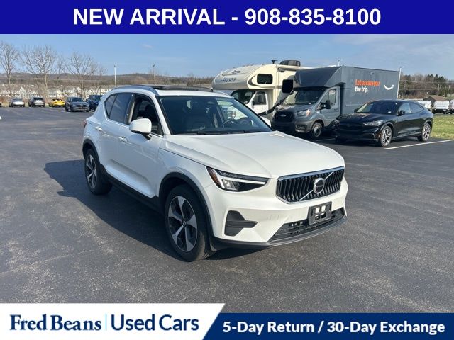 Crystal White Pearl 2025 Volvo XC40 B5 Core Bright Theme AWD SUV / Crossover All-Wheel Drive Automatic