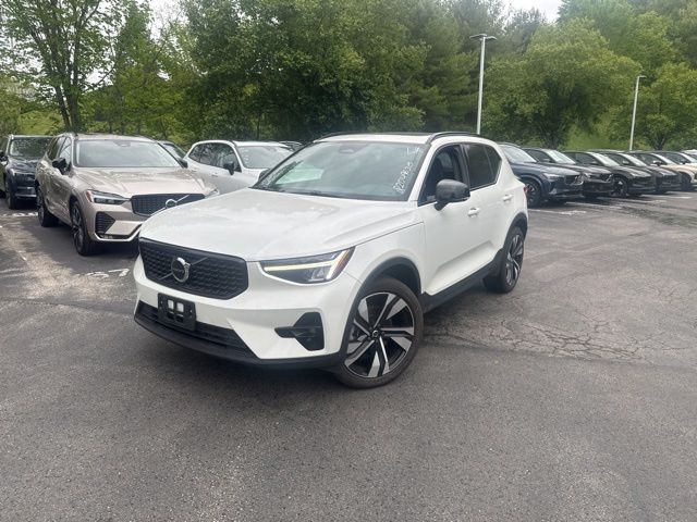 2023 Volvo XC40 B5 Plus Dark AWD's photo