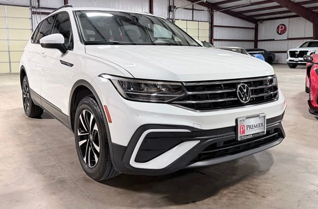 Pure White 2022 Volkswagen Tiguan SUV / Crossover Front-Wheel Drive 8-Speed Automatic