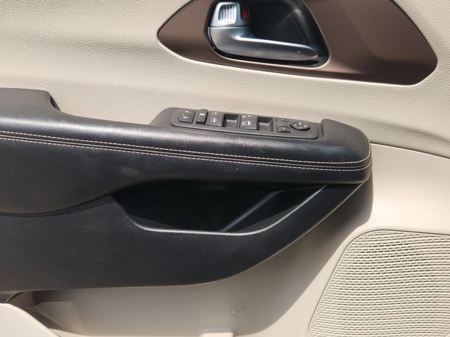 Used 2022 Chrysler Voyager Van