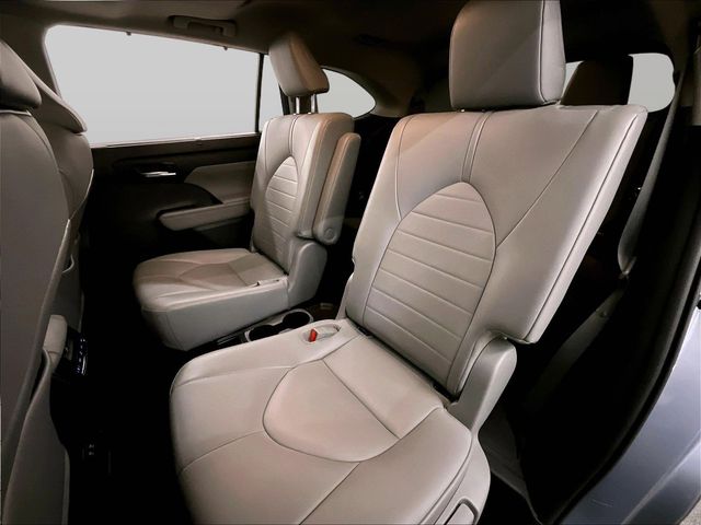2020 Toyota Highlander XLE Silver at Bob Ruth Ford