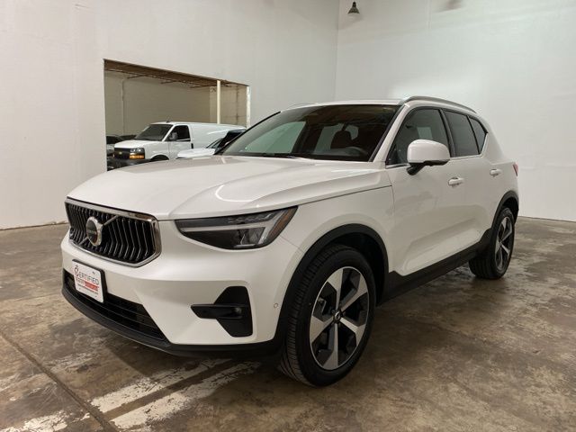 2025 Volvo XC40 B5 Plus Bright Theme AWD