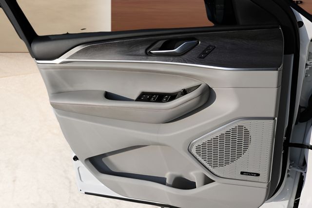 Used Car 2023 Jeep Grand Cherokee  Overland For Sale Under $40,000 In Austin, Texas