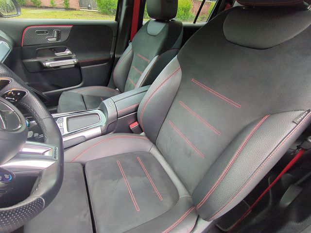 Used 2025  Mercedes-Benz GLB 35 AMG® image 27