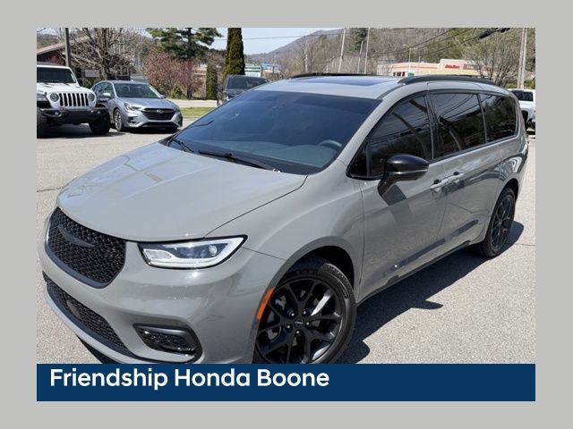 Ceramic Gray Clearcoat 2023 Chrysler Pacifica Limited AWD Minivan All-Wheel Drive 9-Speed Automatic