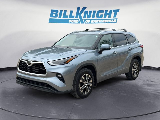 Moon Dust 2022 Toyota Highlander SUV / Crossover All-Wheel Drive 8-Speed Automatic