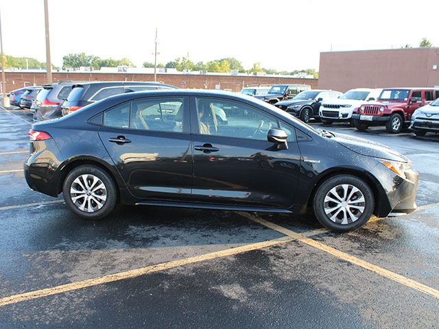 Used 2020 Black Sand Pearl Toyota LE image 5