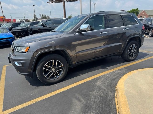 Used 2018 Granite Crystal Metallic Clearcoat Jeep Limited image 3