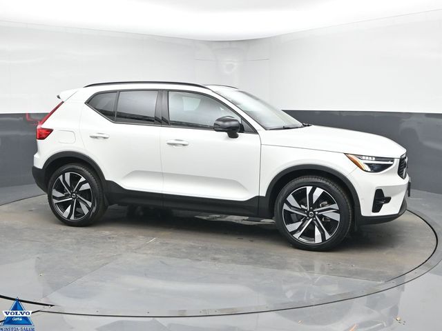 2023 Volvo XC40 B5 Plus Dark Theme AWD