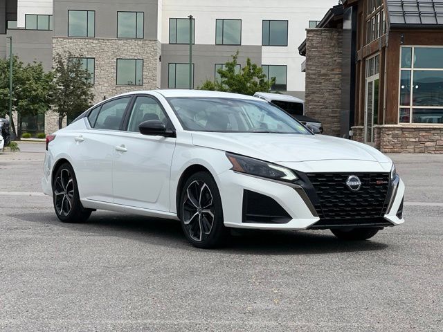 Glacier White 2024 Nissan Altima Sedan Front-Wheel Drive Continuously Variable Transmission
