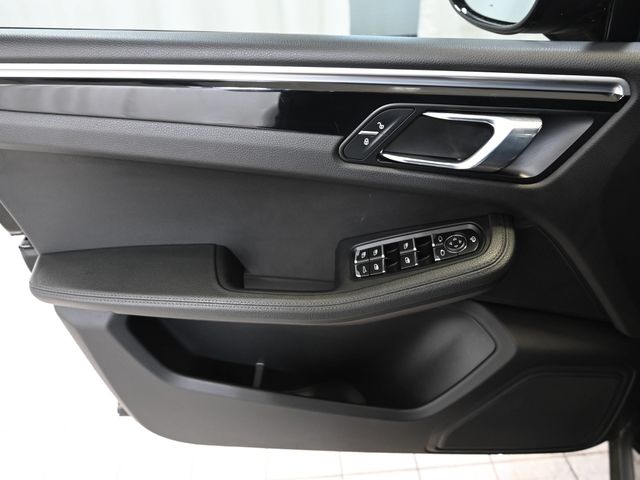 Used 2018 Black Porsche Base image 19