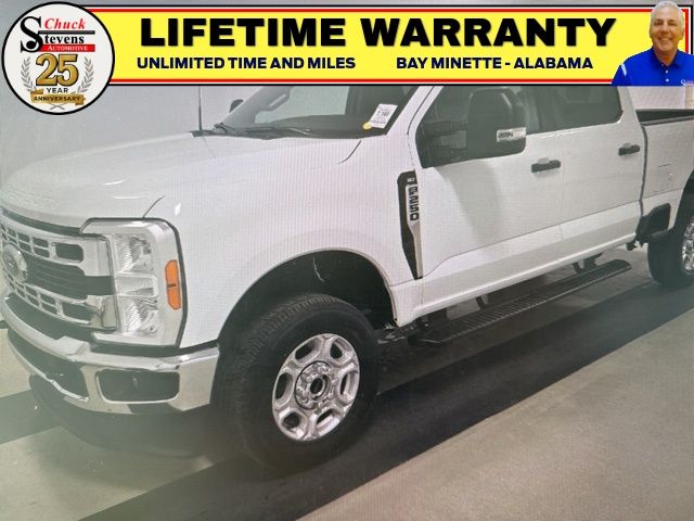 Oxford White 2025 Ford F-250 Super Duty XLT Crew Cab 4WD Pickup Truck Four-Wheel Drive Automatic