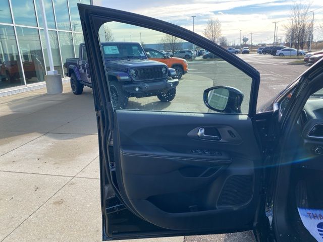 2026 Chrysler Pacifica Select - Diamond Black Crystal Pearlcoat exterior view 9