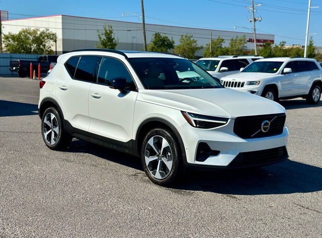 2026 Volvo XC40 B5 Plus