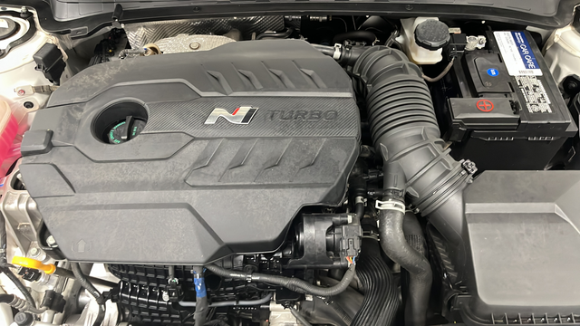 Used 2022 Ceramic White Hyundai Base image 27