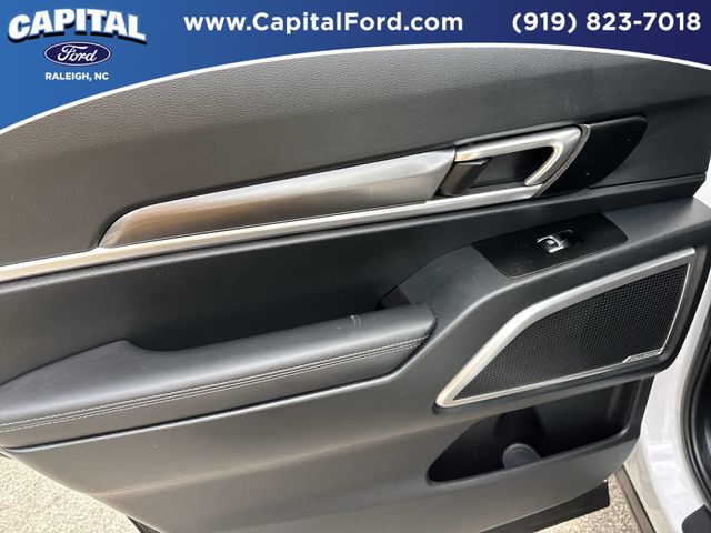 Used 2025 White Kia S image 17