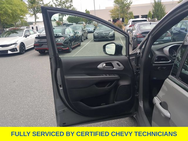 Used 2025 Chrysler Pacifica Van