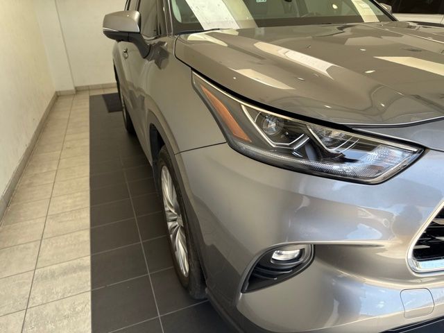 2025 Toyota Highlander Hybrid Platinum  at Toyota of Victoria