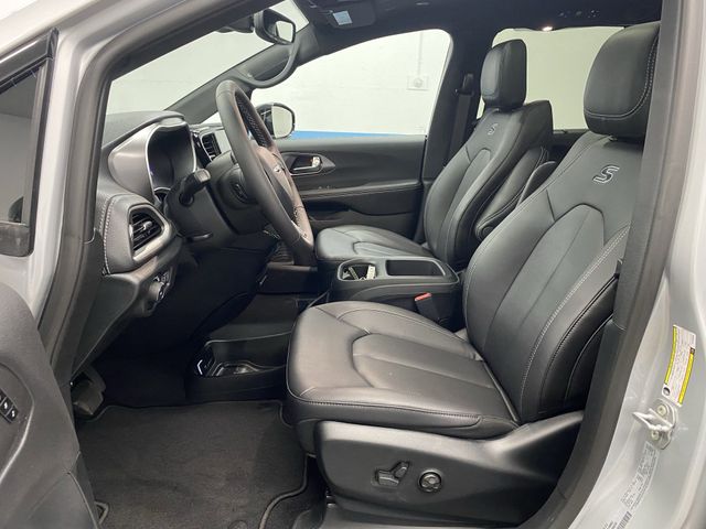 2026 Chrysler Pacifica photo 3