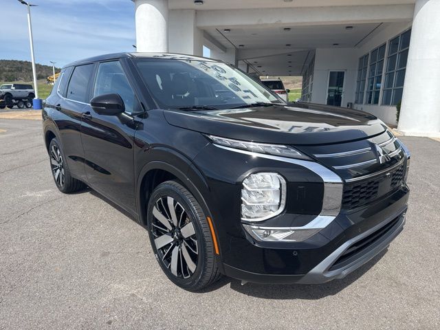 Used 2025  Mitsubishi SE image 2