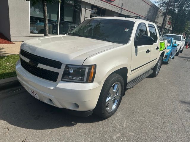 White Diamond Clearcoat 2011 Chevrolet Avalanche Pickup Truck Four-Wheel Drive 6-Speed Automatic