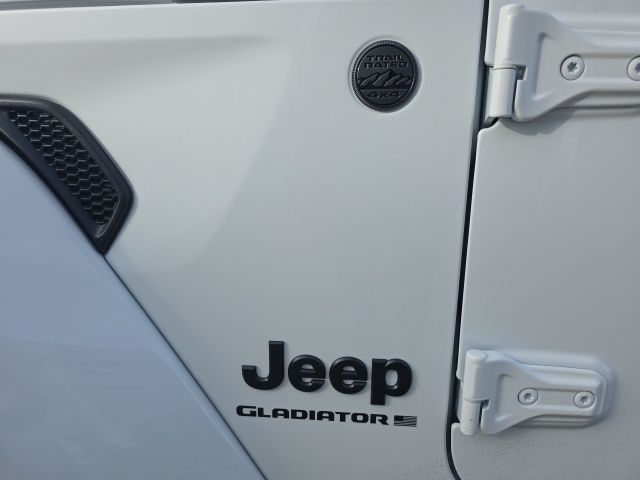 2026 Jeep Gladiator Willys - Bright White Clearcoat exterior view 13