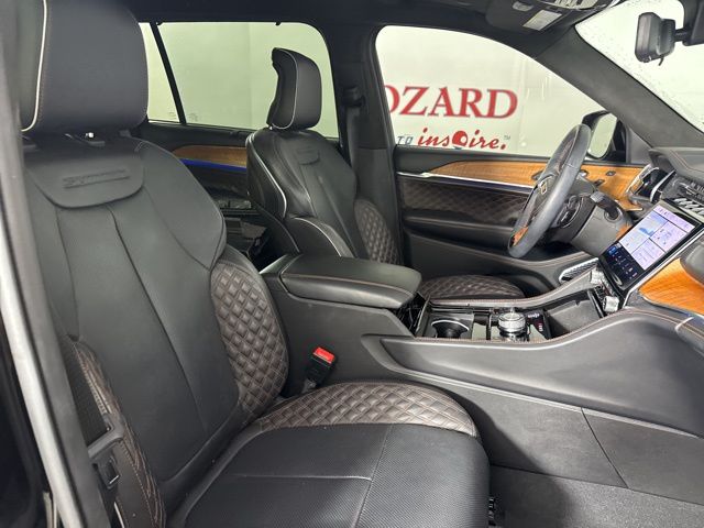 2022 Diamond Black Crystal Pearlcoat Jeep Grand Cherokee L Summit 4X4 SUV