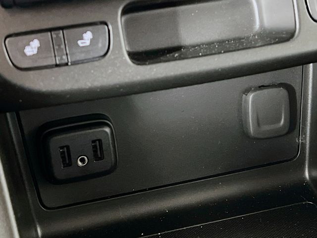 Used 2021 Beige GMC AT4 w/Leather image 19