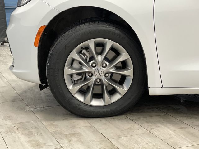 2023 Chrysler Pacifica Touring L photo
