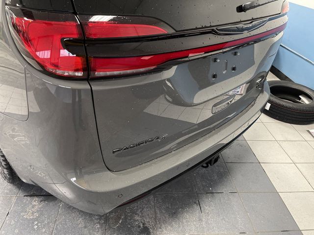 2025 Chrysler Pacifica Limited photo