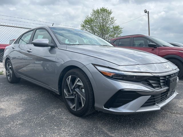 Fluid Metal 2025 Hyundai Elantra SEL Convenience FWD Sedan Front-Wheel Drive Continuously Variable Transmission