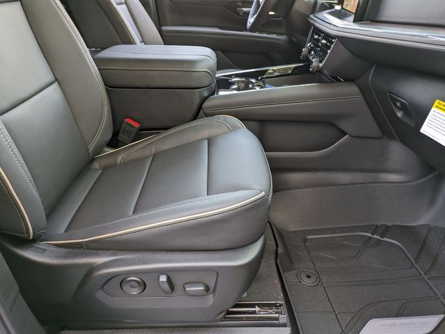 2025 Chevrolet Suburban Premier photo