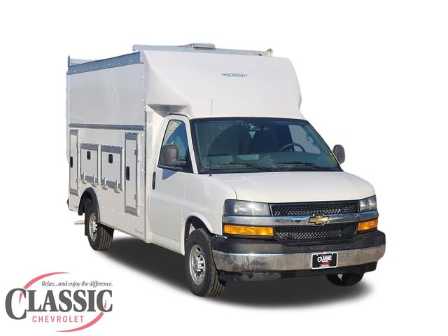 Summit White 2025 Chevrolet Express Chassis 3500 Cutaway 159 Van Rear-Wheel Drive 8-Speed Automatic