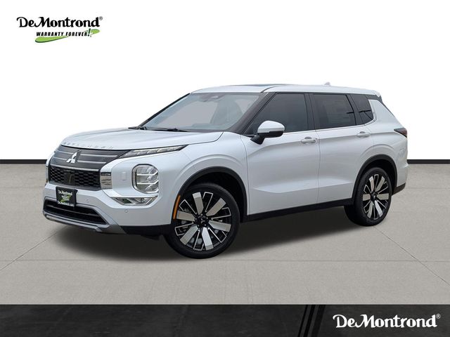 2025 Mitsubishi Outlander SE White at North Houston Mitsubishi