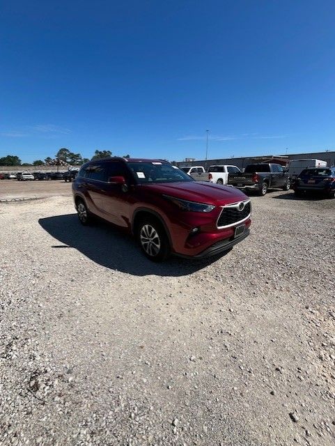 Red (Ruby Flare Pearl) 2022 Toyota Highlander XLE FWD SUV / Crossover Front-Wheel Drive 8-Speed Automatic
