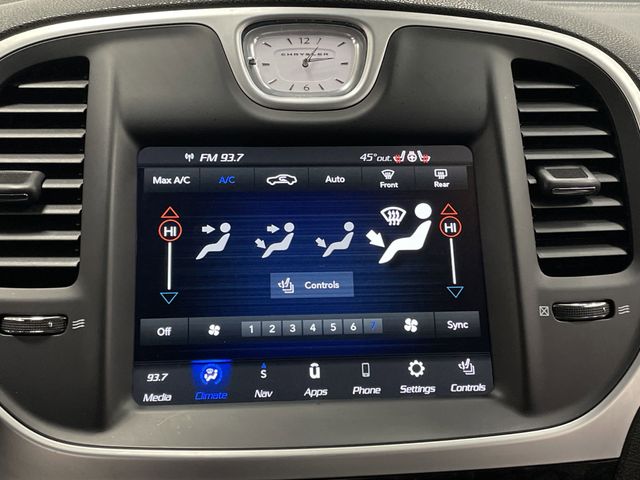 2023 Chrysler 300 Touring photo